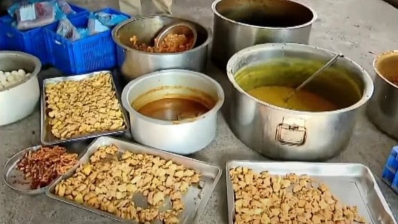 പഴകിയ ഭക്ഷണം; കാറ്ററിങ് സ്ഥാപനത്തിന് ഒരു ലക്ഷം രൂപ പിഴയിട്ട് റെയിൽവേ