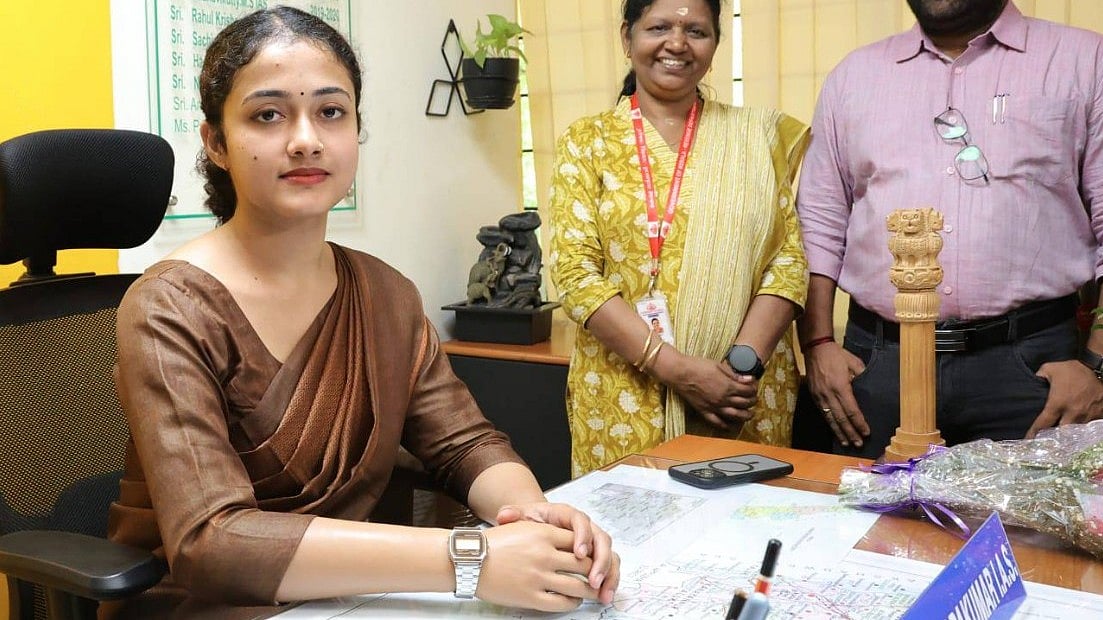 അറ്റുപോയ വലംകൈ 'സാക്ഷി'; ഇടംകൈ കൊണ്ട് ഒപ്പിട്ട് പാര്വതി ചുമതലയേറ്റു, ഇനി എറണാകുളം അസിസ്റ്റന്റ് കലക്ടര്