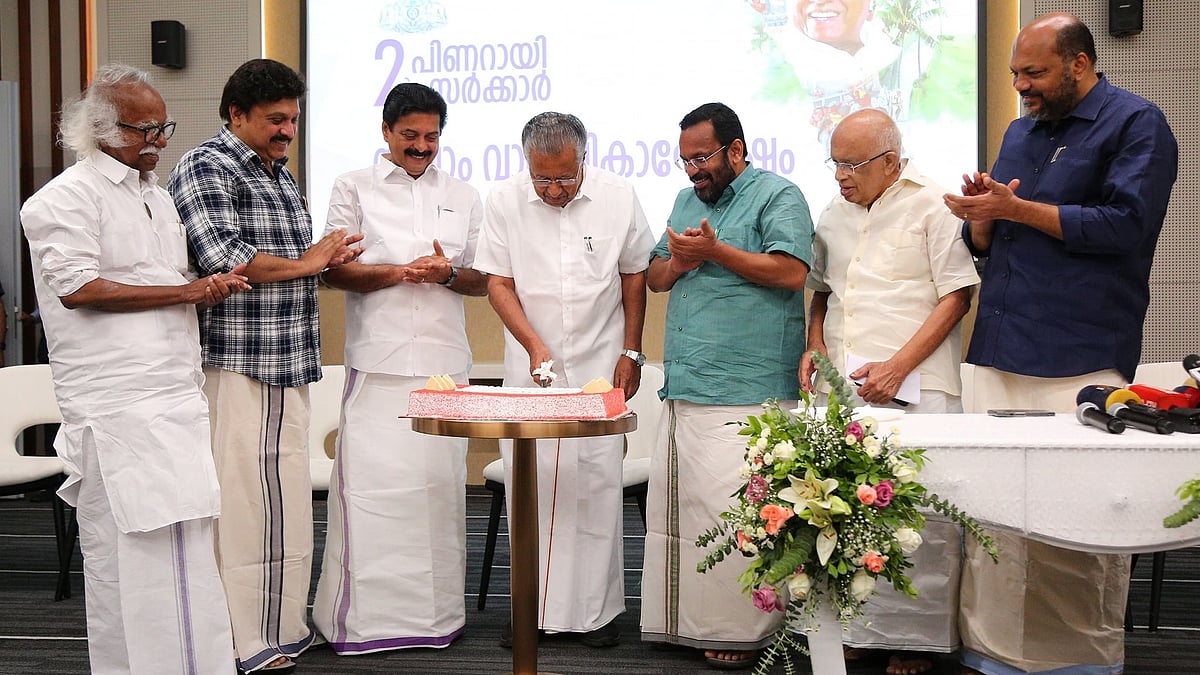 'നാടിനു നന്ദി, പ്രിയ ജനതയ്ക്ക് അഭിവാദ്യങ്ങള്‍'; നാലാം വാര്‍ഷികം കേക്ക് മുറിച്ച് ആഘോഷിച്ച് മുഖ്യമന്ത്രിയും മന്ത്രിമാരും