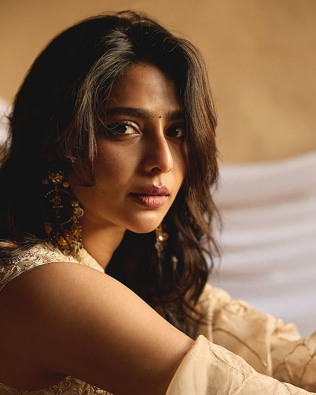 ​ഗോൾഡൻ സാരിയിൽ സ്റ്റൈലിഷായി ഐശ്വര്യ ലക്ഷ്മി