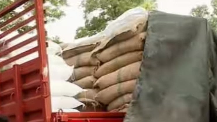 കാലിത്തീറ്റയെന്ന് പറഞ്ഞു; ലോറിയില്‍നിന്ന് മൂന്നര ടണ്‍ നിരോധിത പുകയില ഉത്പന്നങ്ങള്‍ പിടികൂടി
