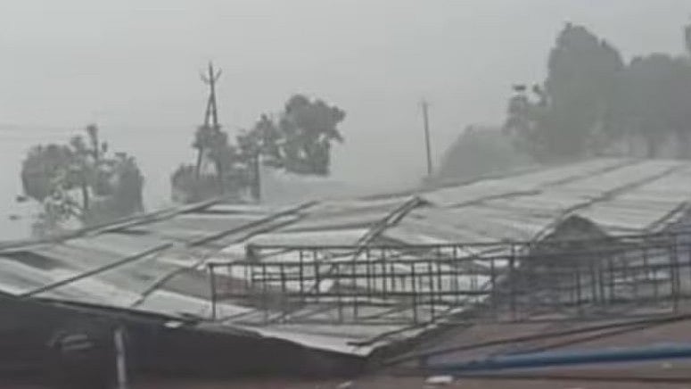 കലിതുള്ളി കാലവര്‍ഷം; കണ്ണൂര്‍ മാടായിയില്‍ കൂറ്റന്‍ പന്തല്‍ തകര്‍ന്നു വീണു; വിവിധ ജില്ലകളില്‍ വ്യാപക നാശം