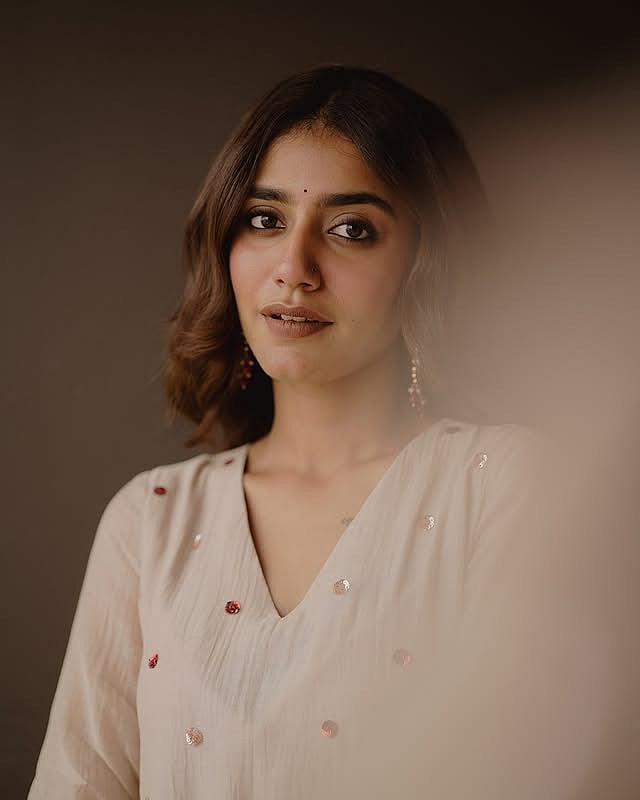 'അവളുടെ മിഴിയിൽ കരിമഷിയാലേ കനവുകളെഴുതിയതാരേ...'