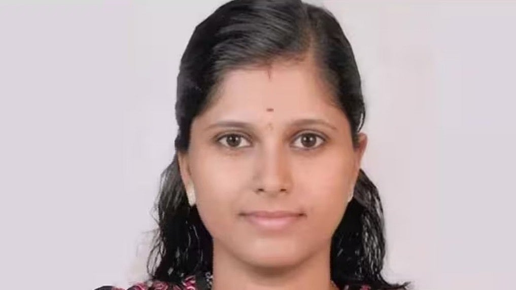 ബസ് കാത്തു നില്‍ക്കുമ്പോള്‍ ഇഷ്ടിക തലയില്‍ വീണു; യുവതിക്ക് ദാരുണാന്ത്യം 