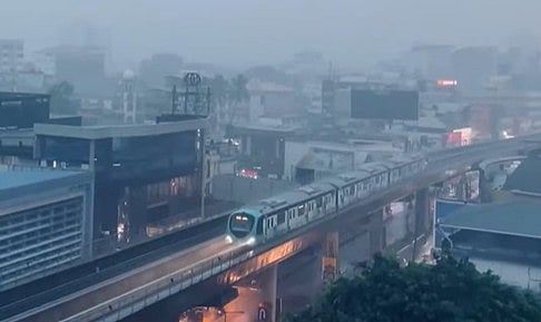 വെറൈറ്റി കുടകള്‍, മഴക്കാലം കൊച്ചി മെട്രോയില്‍ ബാക്കിയാക്കുന്നത്; കഴിഞ്ഞ വര്‍ഷം ലഭിച്ചത് 766 എണ്ണം