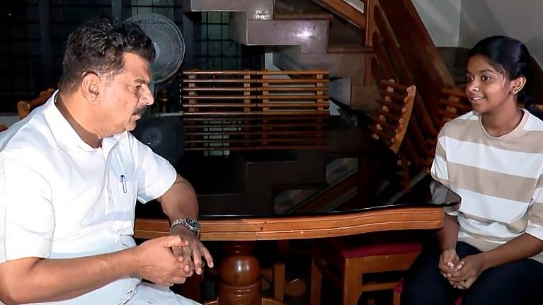 'മരിച്ചപ്പോള്‍ പുതപ്പിച്ചത് കോണ്‍ഗ്രസ് പതാക'; വിവി പ്രകാശിന്റെ വീട്ടില്‍ വോട്ട് തേടിയെത്തി പി വി അന്‍വര്‍