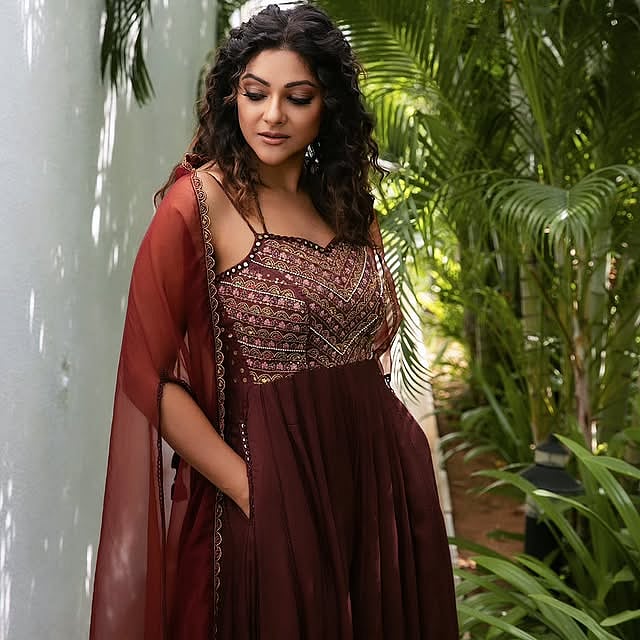 കോഫി ബ്രൗൺ സൽവാറിൽ മനം കവർന്ന് അഭിരാമി