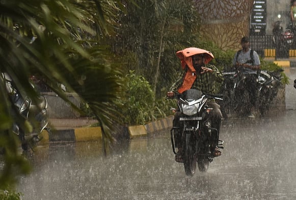 മഴക്കാലത്ത് ടൂ വീലര്‍ യാത്രക്കാര്‍ ശ്രദ്ധിക്കേണ്ട ആറുകാര്യങ്ങള്‍ 