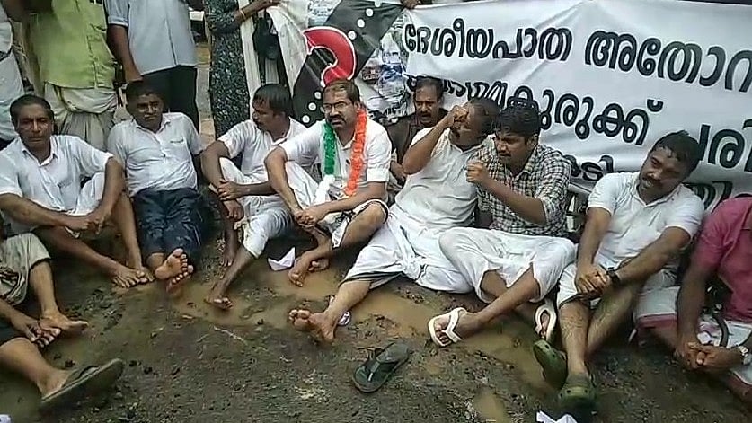 ഗതാഗതക്കുരുക്കിനെതിരെ ചെളിയില്‍ കുത്തിയിരുന്ന് ചാലക്കുടി എംഎല്‍എയുടെ പ്രതിഷേധം; മുഖ്യമന്ത്രി ഇടപെടണമെന്ന് ആവശ്യം- വിഡിയോ