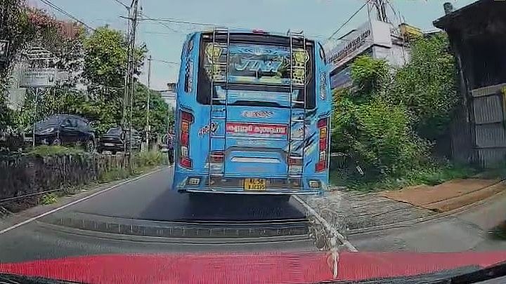 കുടിവെള്ളക്കുപ്പികള്‍ റോഡിലേക്ക് വലിച്ചെറിഞ്ഞു; സ്വകാര്യ ബസിന് രണ്ടായിരം രൂപ പിഴ