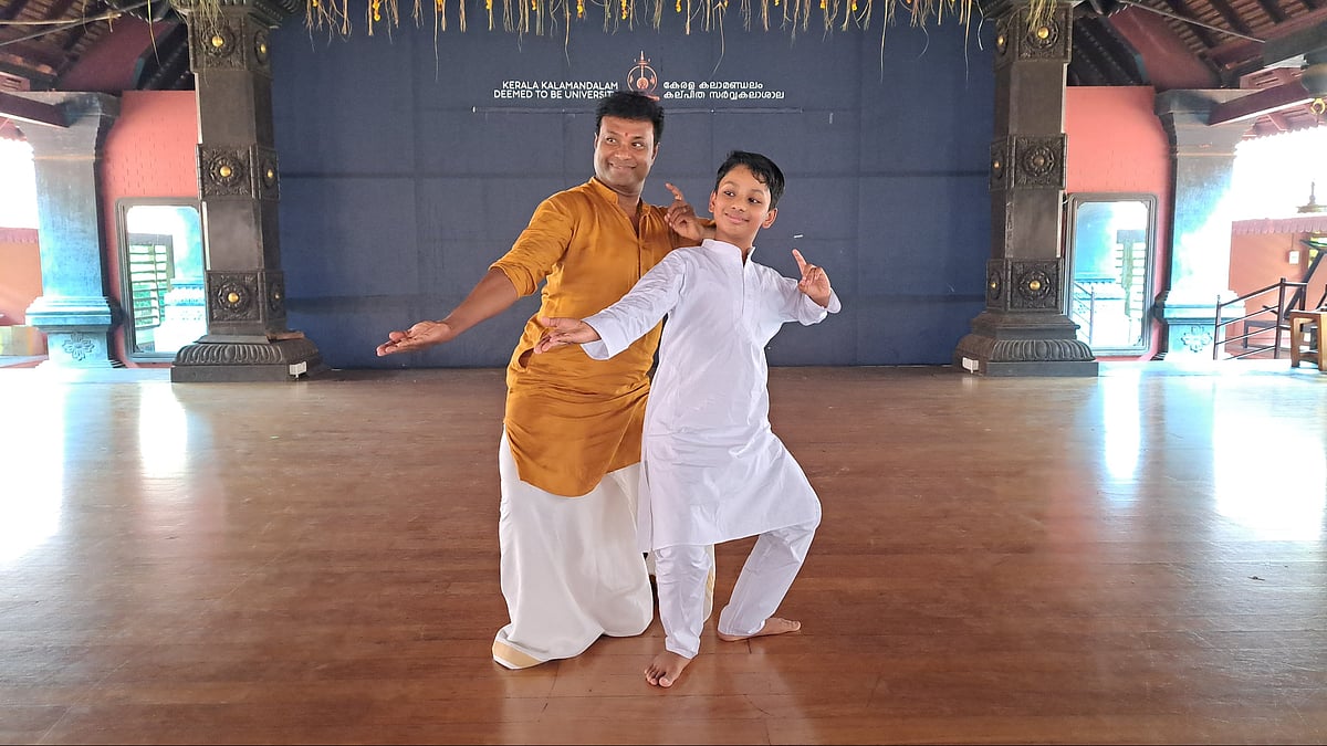 ചരിത്രത്തിലേക്ക് ചുവടു വച്ച് ഒരു ആൺകുട്ടി; കലാമണ്ഡലത്തിലെ ഭരതനാട്യ വിദ്യാർത്ഥിയായി ഡാനിയേൽ എൽദോ
