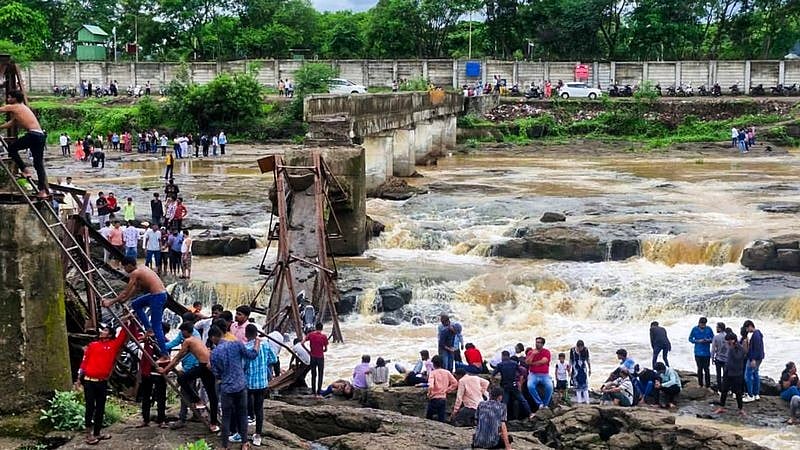 പൂനെയില്‍ പാലം തകര്‍ന്ന് രണ്ട് മരണം; വിനോദസഞ്ചാരികൾ ഒഴുക്കിൽപ്പെട്ടു