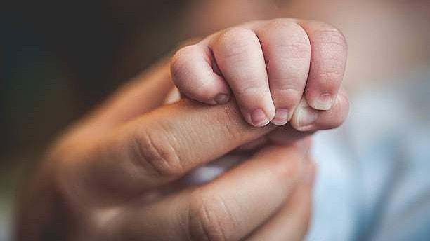 ബീഡിക്കുറ്റി തൊണ്ടയില്‍ കുടുങ്ങി, പത്ത് മാസം പ്രായമുള്ള കുഞ്ഞിന് ദാരുണാന്ത്യം; പിതാവിനെതിരെ പരാതി നല്‍കി അമ്മ