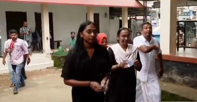 'മരണം വരെ കോണ്‍ഗ്രസ്'; വോട്ട് ചെയ്യാനെത്തി വിവി പ്രകാശിന്റെ കുടുംബം