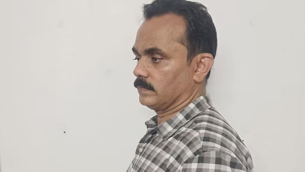 വിദ്യാര്‍ഥിനിയെ ചേംബറിലും  ലോഡ്ജിലും എത്തിച്ച് പീഡിപ്പിച്ചു; കണ്ണൂര്‍ സര്‍വകലാശാല അധ്യാപകന്‍ അറസ്റ്റില്‍ 