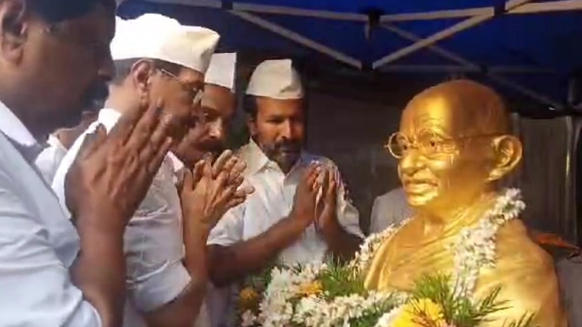 'തെറ്റുകള്‍ക്ക് പ്രായശ്ചിത്തമായി സിപിഎമ്മുകാര്‍ ഗാന്ധിയെ വണങ്ങണം'; മലപ്പട്ടം സ്‌ക്വയറില്‍ ഗാന്ധിപ്രതിമ സ്ഥാപിച്ച് കോണ്‍ഗ്രസ് 