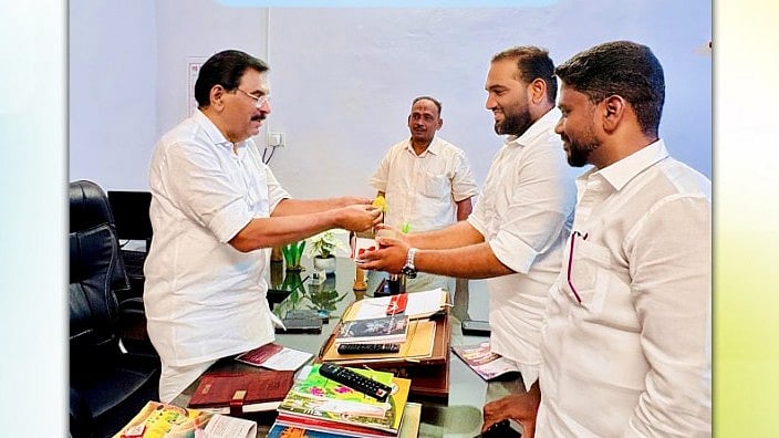 ആന്റോ ആന്റണിക്ക് ഓഫിസിലെത്തി മധുരം നല്‍കി എസ്ഡിപിഐ, രാഷ്ട്രീയവിവാദം