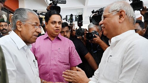 ഔദ്യോഗിക ചടങ്ങുകളില്‍ ദേശീയ പതാകയും ദേശീയ ചിഹ്നങ്ങളും മതി; ഗവര്‍ണര്‍ക്ക് മുഖ്യമന്ത്രിയുടെ കത്ത്