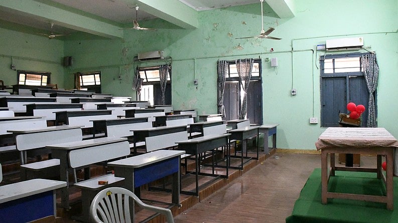 മൃഗത്തിന്റെ തലച്ചോര് ക്ലാസില് കൊണ്ടുവന്നു, അധ്യാപകനെതിരെ കേസ്