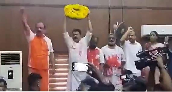 'മേയറെ കൊല്ലും, റീത്തുമായി പ്രതിപക്ഷ അംഗങ്ങള്‍; തൃശൂര്‍ നഗരസഭായോഗത്തില്‍ ബഹളം