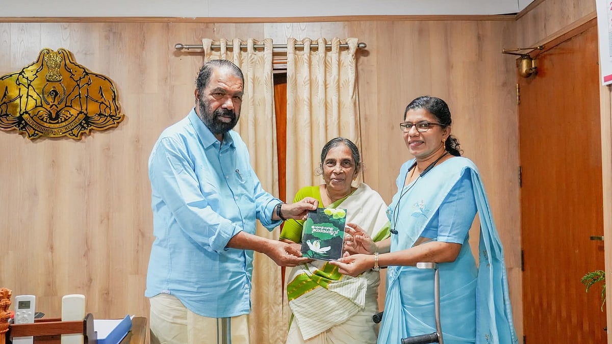 കൊഴിഞ്ഞുപോയ കാലത്തെ മറികടന്ന് വിടർന്ന 'സ്വർണ്ണ മന്ദാരപ്പൂവ്'; 70 കാരി പന്ത്രണ്ടാം ക്ലാസ് തുല്യതാ പരീക്ഷ പാസായി, സ്വന്തം കവിതകൾ പുസ്തകമാക്കി