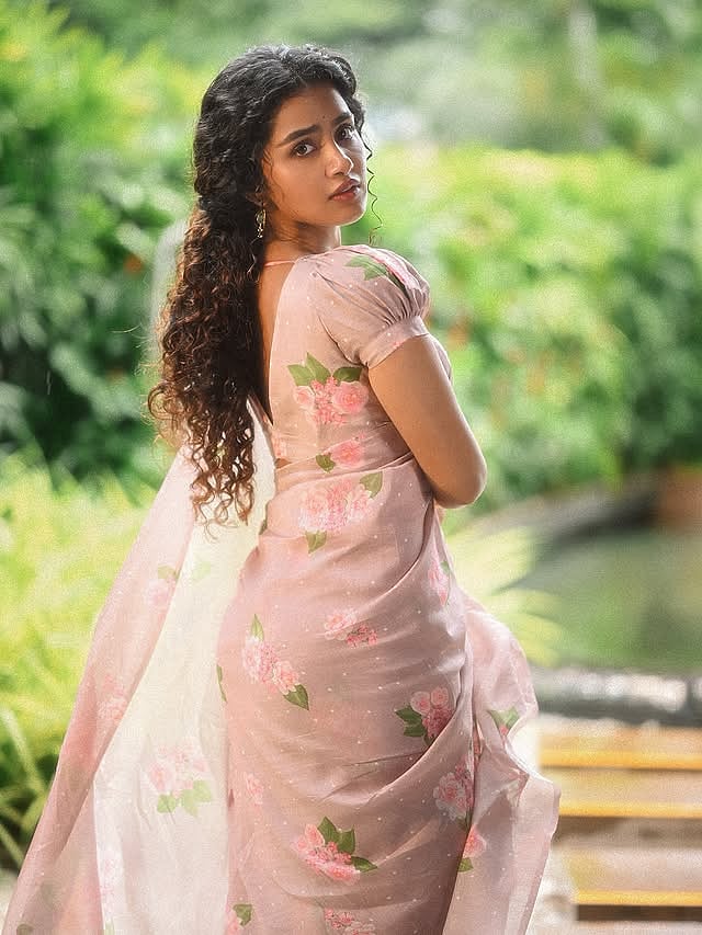 ഹസാരി മോ​ഗ്ര സാരിയിൽ സ്റ്റൈലിഷായി അനുപമ