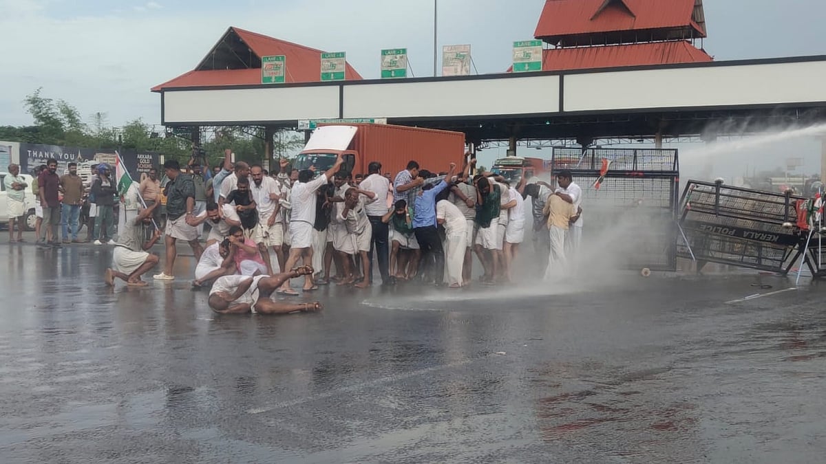വെള്ളം തീരും വരെ ജലപീരങ്കി, അണയാതെ പ്രതിഷേധം; ടോള്‍ പിരിവിനെതിരെ പാലിയേക്കരയില്‍ യൂത്ത് കോണ്‍ഗ്രസ്  മാര്‍ച്ച് 