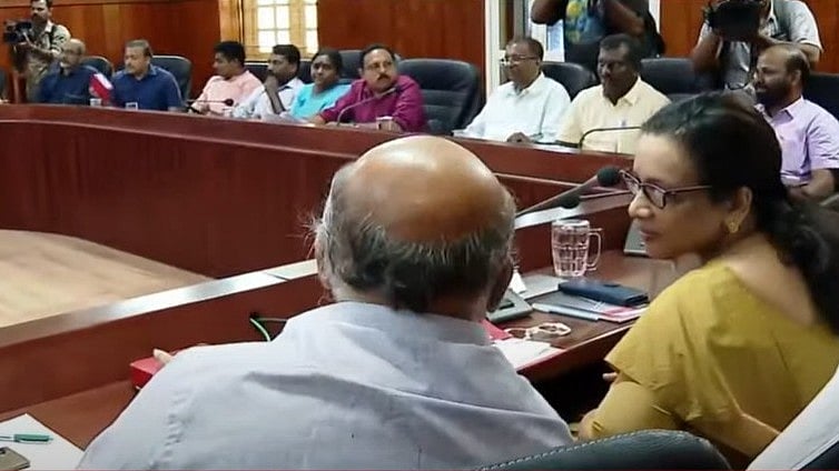വിസിക്കു വിശദീകരണം നല്കാതെ ജോയിന്റ് രജിസ്ട്രാര് അവധിയില്, ഗവര്ണര്ക്ക് റിപ്പോര്ട്ട് നല്കി വിസി; കേരള സര്വകലാശാലയില് നാടകീയ നീക്കങ്ങള്