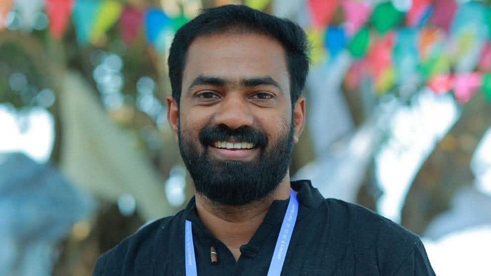 ഗണഗീതം ശാഖയില്‍ പാടിയാല്‍ മതി, നാട്ടുകാരുടെ ചെലവില്‍ വേണ്ട: വി കെ സനോജ്