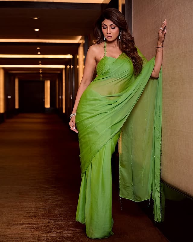 പച്ചൈ നിറമേ...; സാരിയിൽ സ്റ്റൈലിഷായി ശില്പ 