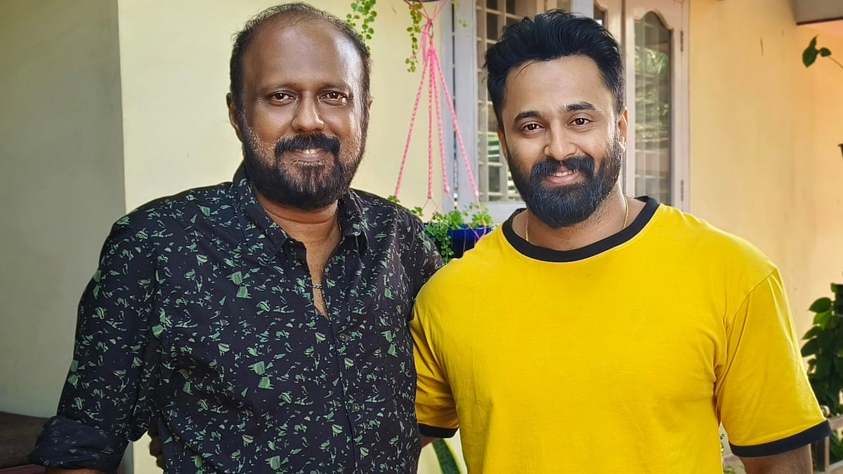 'പൊട്ടിക്കരയുന്ന ഉണ്ണിയുടെ മുഖം ഇന്നും ഓര്‍ക്കുന്നു; അച്ഛനും അമ്മയ്ക്കും ഓരോ കാര്‍ വാങ്ങിയതില്‍ അത്ഭുതമില്ല'; സംവിധായകന്റെ കുറിപ്പ്
