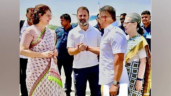 ഇ ഡി കുറ്റപത്രം: 'പത്ത് വര്‍ഷത്തെ രാഷ്ട്രീയ വേട്ടയാടലിന്റെ തുടര്‍ച്ച', വാധ്രയെ പിന്തുണച്ച് രാഹുല്‍ ഗാന്ധി 