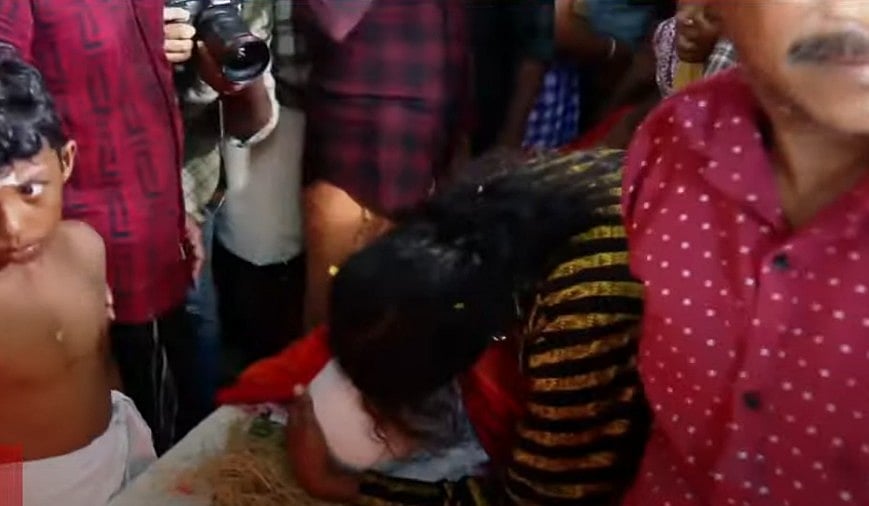 ചിതയ്ക്ക് തീ കൊളുത്തി കുഞ്ഞനുജന്‍; മിഥുന്‍ ഇനി കണ്ണീരോര്‍മ