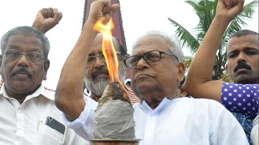 'പെന്‍ഷന്‍ കാശ് സൂക്ഷിച്ചുവച്ചതാണ്, മുത്തച്ഛന്‍ തരുന്നതാണെന്നു കൂട്ടിക്കോളൂ; വിഎസ് ബാഗ് തുറന്ന് ഒരു ലക്ഷം രൂപയെടുത്ത് അവളുടെ പപ്പയുടെ കയ്യില്‍ കൊടുത്തു'