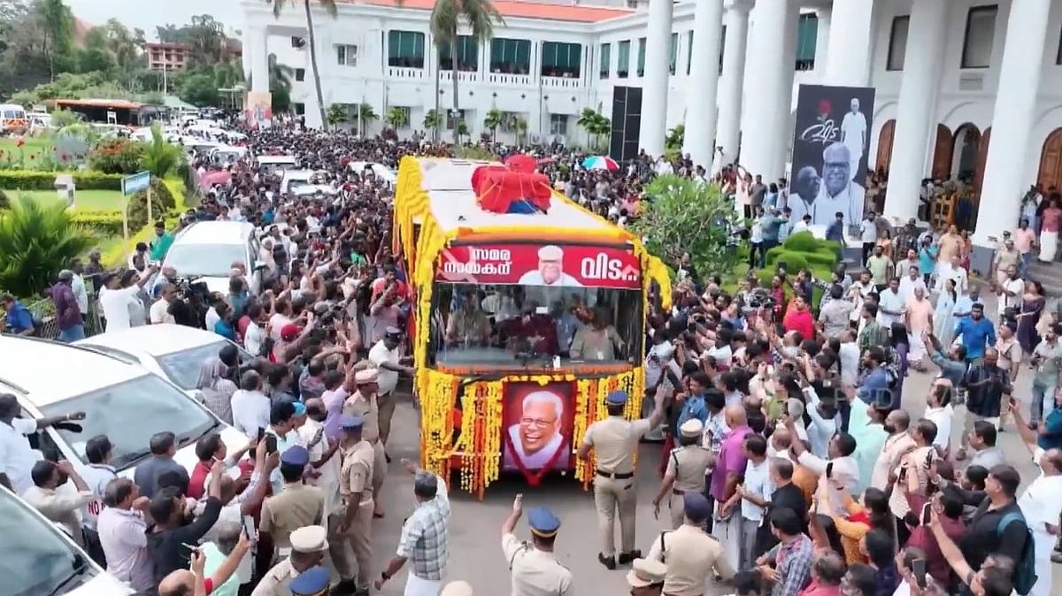 പാവങ്ങളുടെ പടത്തലവാ... കണ്ണേ കരളേ വിയെസ്സേ....; അനന്തപുരിയോട് വിട ചൊല്ലി ജന്മനാട്ടിലേക്ക്, വിലാപയാത്ര