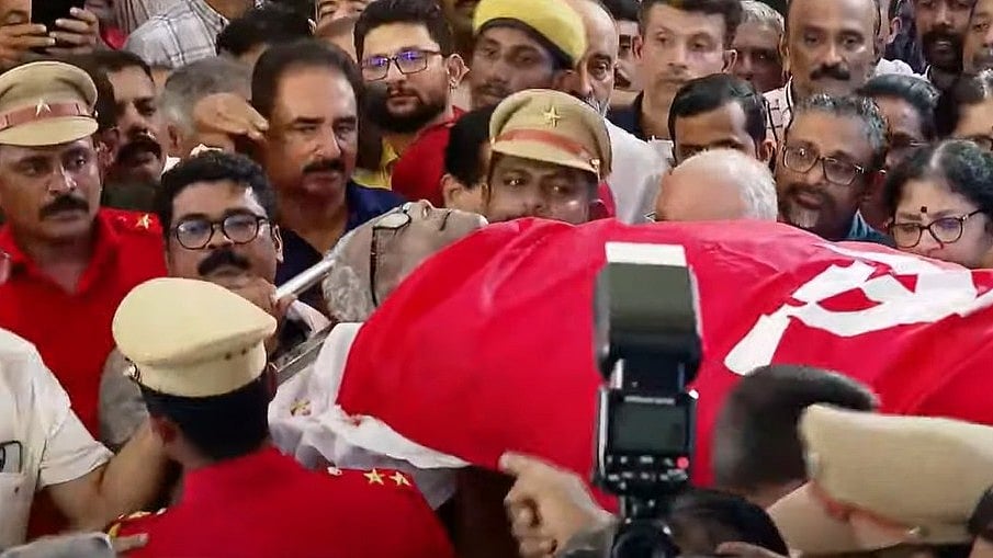 ജനസാഗരം കടന്ന്....  22 മണിക്കൂർ നീണ്ട വിലാപയാത്ര, ഒടുവില്‍ ജന്മനാട്ടില്‍;  വി എസ് വേലിക്കകത്ത് വീട്ടില്‍