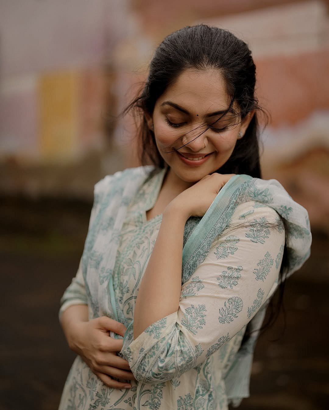 അവൾ ഉലക അഴകിയേ...