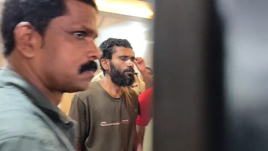 ഗോവിന്ദച്ചാമി വിയ്യൂരിലേക്ക്; ജയില്‍മാറ്റം കനത്ത സുരക്ഷയില്‍, ഏകാന്തസെല്ലില്‍ പാര്‍പ്പിക്കും
