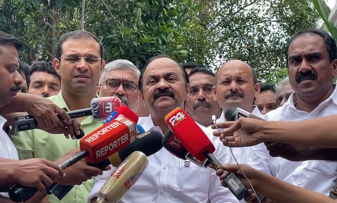 'വെള്ളാപ്പള്ളി ആജീവനാന്തം
അവിടെ ഇരുന്നോട്ടെ; യുഡിഎഫിനെ അധികാരത്തിലെത്തിച്ചില്ലെങ്കില്‍ രാഷ്ട്രീയ വനവാസത്തിന് പോകും'