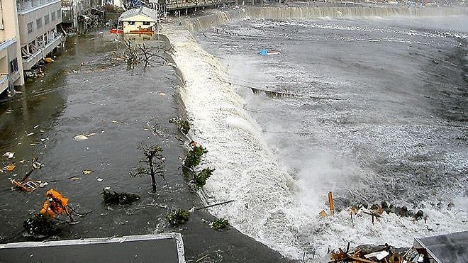 റഷ്യയിലും ജപ്പാനിലും ആഞ്ഞടിച്ച് സുനാമി; ഫുകുഷിമ ആണവ നിലയത്തിലെ ജീവനക്കാരെ ഒഴിപ്പിച്ചു