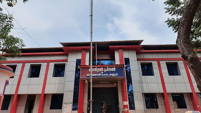 കണ്ണൂര് ജയിലിനകത്തേക്ക് പറന്നെത്തി മദ്യക്കുപ്പികളും പാക്കറ്റ് സിഗരറ്റുകളും; അന്വേഷണം