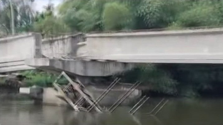 നിർമാണത്തിനിടയിൽ പാലത്തിന്റെ സ്പാൻ തകർന്നു; ആറ്റിൽ വീണ രണ്ടു തൊഴിലാളികളെ കാണാതായി