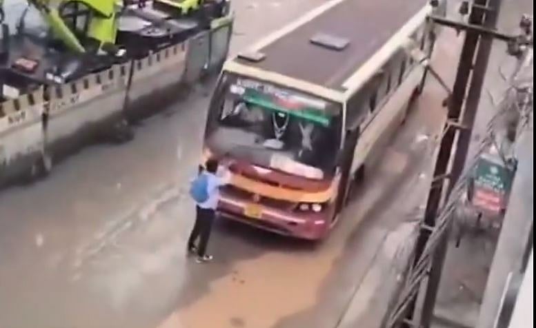 ചെളിവെള്ളം തെറിപ്പിച്ചത് ചോദ്യം ചെയ്തു; വിദ്യാര്‍ഥിയെ ബസ്സിടിപ്പിക്കാന്‍ ശ്രമിച്ച് കെഎസ്ആര്‍ടിസി ഡ്രൈവര്‍, വിഡിയോ