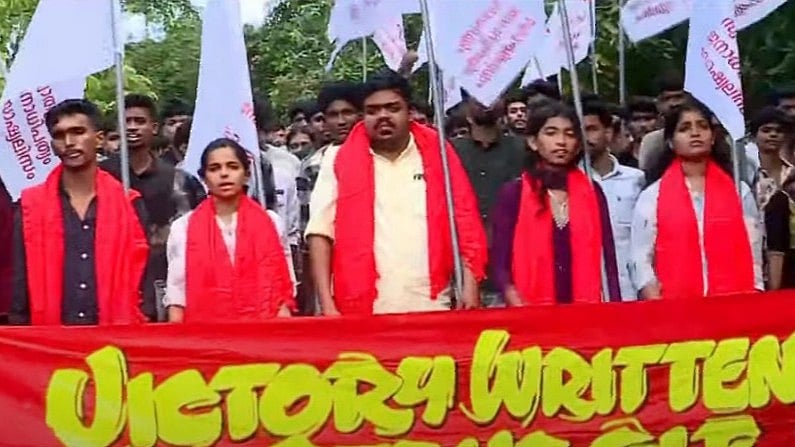 തുടര്‍ച്ചയായി 26ാം തവണ,
കണ്ണൂര്‍ സര്‍വകലാശാല യൂണിയന്‍ നിലനിര്‍ത്തി എസ്എഫ്‌ഐ