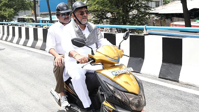 ഹെല്‍മെറ്റ് ഇല്ലാതെ ബൈക്ക് യാത്ര; 34 നിയമലംഘനം; ഡികെ ശിവകുമാര്‍ 18,500 രൂപ പിഴയടച്ചു