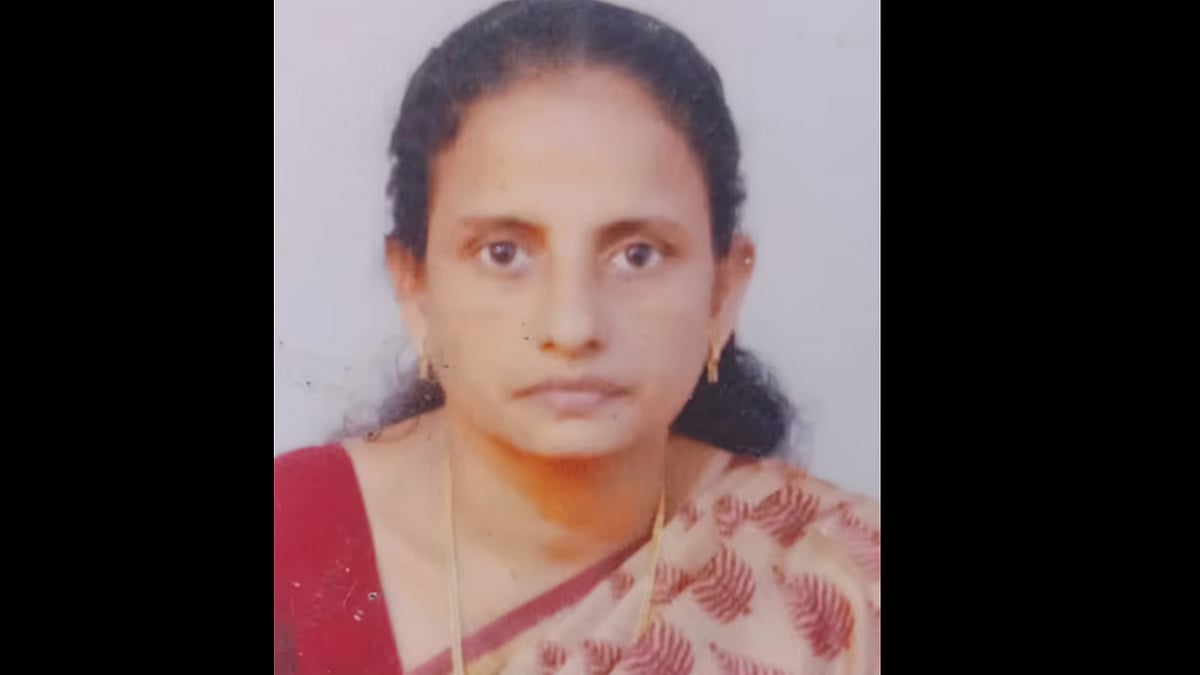 തേങ്ങ പെറുക്കുന്നതിനിടെ പൊട്ടിവീണ വൈദ്യുതി കമ്പിയില്‍ നിന്ന് ഷോക്കേറ്റു; 48കാരി മരിച്ചു, ഭര്‍ത്താവ് അത്ഭുതകരമായി രക്ഷപ്പെട്ടു