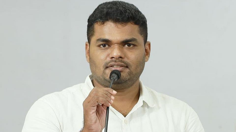 'ശശികലയിട്ട ഇലയിലേയ്ക്കുള്ള സദ്യയാണ് നിങ്ങള്‍ വിളമ്പുന്നത്, കാവി സദ്യയാണത്'; എസ്എഫ്‌ഐക്കെതിരെ പി കെ നവാസ്