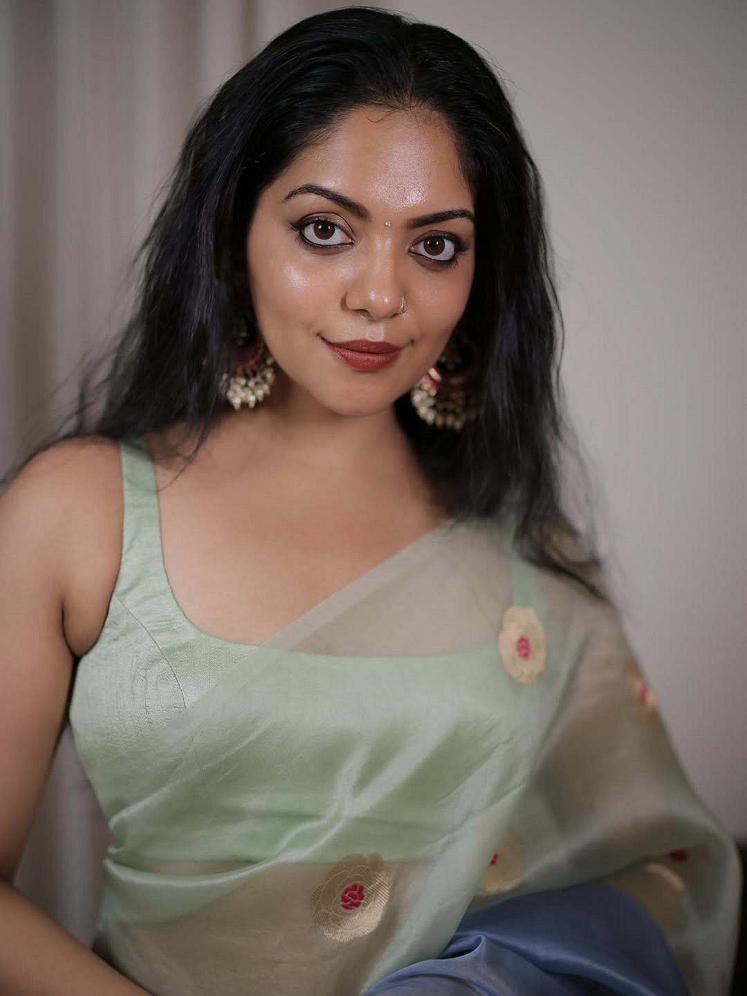 അലസമായ മുടിയഴകിൽ അഹാന