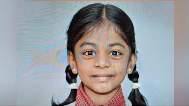 അച്ഛനൊപ്പം സ്‌കൂളിലേക്ക് പോകുമ്പോള്‍ ബൈക്കില്‍നിന്നു തെറിച്ചു വീണു; ബസ് കയറി രണ്ടാം ക്ലാസുകാരിക്ക് ദാരുണാന്ത്യം 