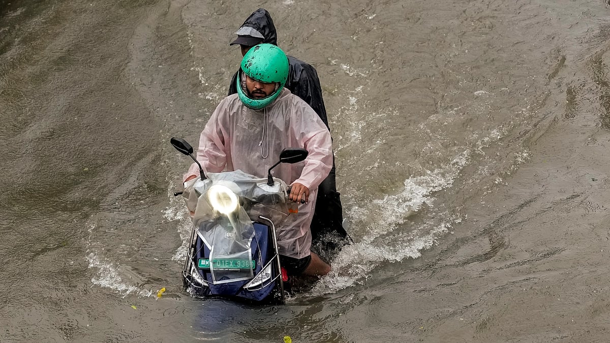 പെരുമഴയില്‍ മുങ്ങി മുംബൈ; ഗതാഗതം നിശ്ചലം; ഓഫീസുകള്‍ക്ക് അവധി;  48 മണിക്കൂര്‍ നിര്‍ണായകം